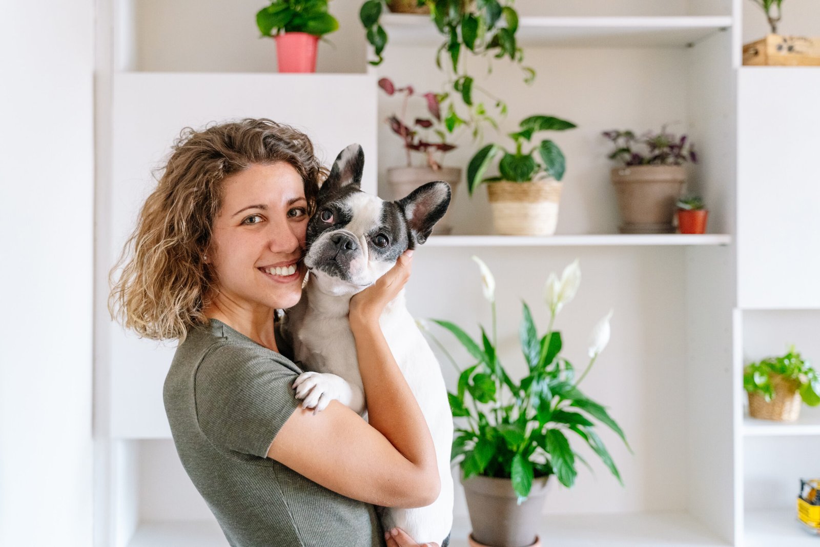 Portrait of woman with bulldog at home. Horizontal view of woman